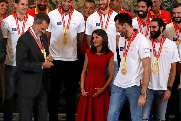 Spain s King Felipe VI (2-L) and Queen Letizia (C) meet Spain s National Basketball Team after winning the FIBA basketball World Cup at Zarzuela Palace in Madrid, Spain, 16 September 2019. Spain won Argentina (75-95) in the final game of FIBA Basketball World Cup in Beijing, China on 15 September 2019. Spain s King Felipe VI and Queen Letizia meet the FIBA basketball World Cup champions !ACHTUNG: NUR REDAKTIONELLE NUTZUNG! Copyright: xBALLESTEROSx GRAF3595 20190916-637042634657874868
