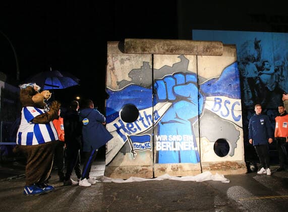 Bilder des Jahres 2019, Sport 10 Oktober Sport Themen der Woche KW41 Sport Bilder des Tages GER, 1.FBL, DFL,, Hertha BSC , 30 Jahre Mauerfall, Mauerstuecke von Hertha bemalt 11.10.2019, East Side Gallery, Berlin, GER, 1.FBL, DFL,, Hertha BSC , 30 Jahre Mauerfall, Mauerstuecke von Hertha bemalt, DFL, regulations prohibit any use of photographs as image sequences and or quasi-video im Bild Maximilian Mittelstaedt (Hertha BSC Berlin 17), Salomon Kalou (Hertha BSC Berlin 8), Vedad Ibisevic (Hertha BSC Berlin 19)