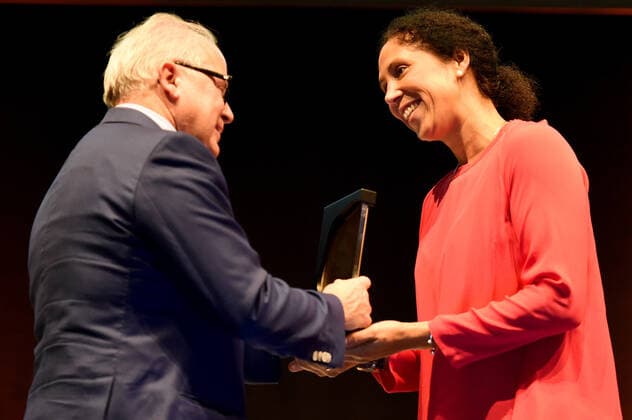 Bilder des Jahres 2019, Sport 10 Oktober Sport Themen der Woche KW41 Festtag für den Frauenfußball. Aufnahme der Gründungself der Frauen in die HALL OF FAME am im Deutschen Fußball Museum am 12.10.2019 in Dortmund (Nordrhein-Westfalen). Fritz Keller, DFB Präsident, Steffi Jones, halbe Figur, Portrait, Mimik, Lachen, Freude, übergibt Trophäe, Copyright: xKirchner ChristopherxNeundorfx