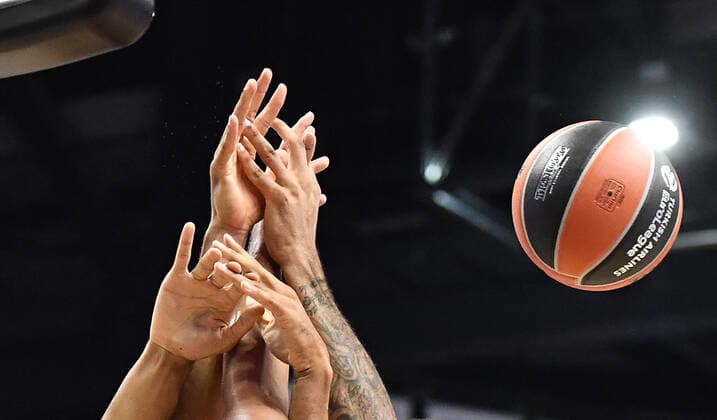 Bilder des Jahres 2019, Sport 10 Oktober Sport Themen der Woche KW43 Sport Bilder des Tages Fünf Hände und ein Ball ALBA Berlin - ZSKA Moskau Basketball, Euroleague, Gruppenphase, Vorrunde, Herren, Männer, Maenner, men, Saison 2019 2020 Berlin, 24.10.2019 Mercedes-Benz Arena