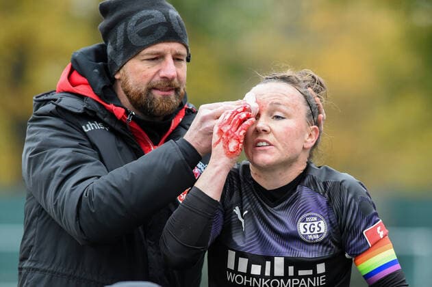 Bilder des Jahres 2019, Sport 11 November Sport Themen der Woche KW46 Marina Hegering (SGS, 27) verletzt nach einem Zusammenprall mit Eunice Beckmann (Köln, 11) nicht im Bild, not picturedmit Schmerzen, racked with pain, 17.11.2019, Köln (Deutschland), Fussball, DFB-Pokal Frauen, Achtelfinale, 1. FC Köln - SGS Essen, DFB DFL REGULATIONS PROHIBIT ANY USE OF PHOTOGRAPHS AS IMAGE SEQUENCES AND OR QUASI-VIDEO.