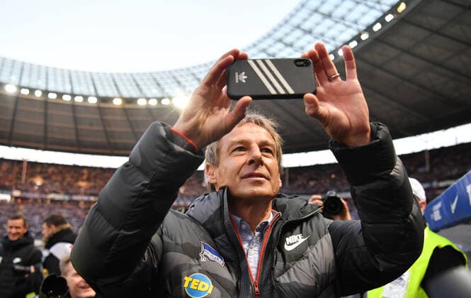 Bilder des Jahres 2019, Sport 11 November Sport Bilder des Tages Jürgen Klinsmann (Trainer Hertha BSC), wird kurz vor Spielbeginn von den Fotografen belagert, dabei dreht er mit seinem smartphone seinen eigenn clip Hertha BSC Berlin - BVB Borussia Dortmund 1. Bundesliga 2019 2020, 1. BL, 1. Bundesliga, DFL, Fußball, Fussball, soccer, Herren, Männer, Maenner, Deutschland, Germany Berlin, 30.11.2019, Olympiastadion DFL REGULATIONS PROHIBIT ANY USE OF PHOTOGRAPHS AS IMAGE SEQUENCES AND OR QUASI-VIDEO