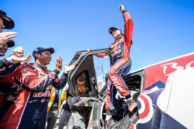 Bilder des Jahres 2020, Sport 01 Januar Sport Themen der Woche KW03 Sport Bilder des Tages Al-Attiyah Nasser (qat), Toyota Hilux, Toyota Gazoo Racing, Auto, Car, Peterhansel Stephane (fra), Mini John Cooper Works Buggy, Bahrain JCW X-Raid Team, Auto, Car congratulates Sainz Carlos (esp), Mini John Cooper Works Buggy, Bahrain JCW X-Raid Team, Auto, Car, portrait after his win at the arrival of the Dakar 2020, in Qiddiya, Saudi Arabia, on January 17, 2020 MOTORSPORT : Rallye de Dakar 2020 - Etape 12 - Haradh to Qiddiya - 17 01 2020 DPPI Panoramic