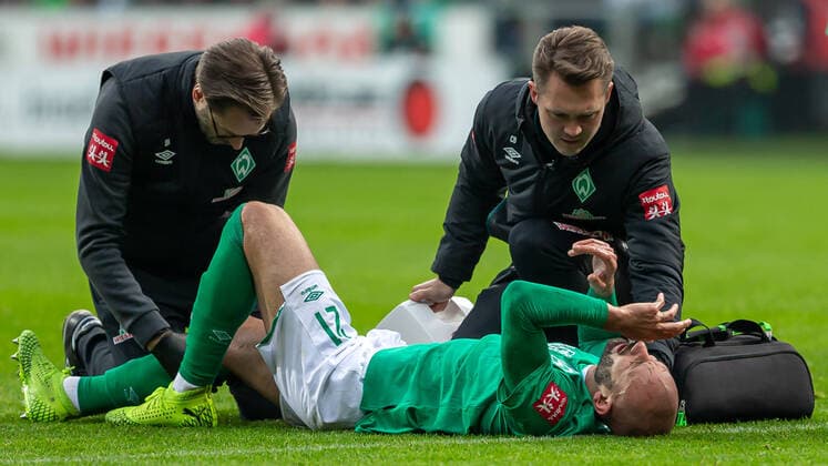 Bilder des Jahres 2020, Sport 01 Januar Sport Themen der Woche KW04 v.li.: Dr. Daniel Hellermann (Mannschaftsarzt, SV Werder Bremen) und Claas Bente (Physiotherapeut, SV Werder Bremen) behandeln Ömer Toprak (SV Werder Bremen, 21) liegt verletzt am Boden, Verletzung, Schmerzen, schmerzverzerrtes Gesicht, DIE DFL-RICHTLINIEN UNTERSAGEN JEGLICHE NUTZUNG VON FOTOS ALS SEQUENZBILDER UND ODER VIDEOA?HNLICHE FOTOSTRECKEN. DFL REGULATIONS PROHIBIT ANY USE OF PHOTOGRAPHS AS IMAGE SEQUENCES AND OR QUASI-VIDEO., 26.01.2020, Bremen (Deutschland), Fussball, Bundesliga, SV Werder Bremen - TSG 1899 Hoffenheim