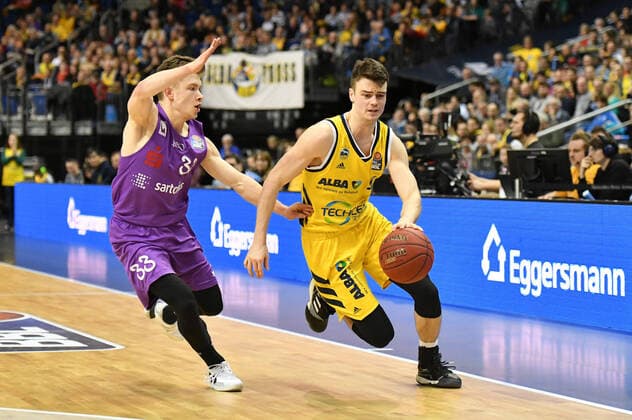 Jonas Mattisseck (ALBA), beim Zweikampf mit Bennet Hundt (Göttingen), ALBA Berlin - BG Göttingen Basketball, easy Credit BBL , Herren, Maenner, Männer, men, Saison 2019 2020 Berlin, 9.2..2020, Mercedes-Benz Arena