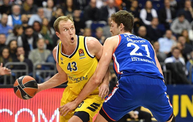 2020 Bilder des Jahres, Sport 02 Februar Sport Themen der Woche KW09 Sport Bilder des Tages Luke Sikma (ALBA), mit Ball, rechts Tibor Pleiß (Anadolu Efes), ALBA Berlin - Anadolu Efes Istanbul Basketball, Turkish Airlines Euroleague, Gruppenphase, Vorrunde, Herren, Männer, Maenner, men, Saison 2019 2020 Berlin, 27.2..2020 Mercedes-Benz Arena