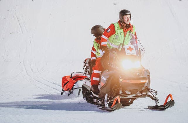Bilder des Jahres 2020, Sport 03 März Sport Themen der Woche KW11 11.03.2020, Granasen, Trondheim, NOR, FIS Weltcup Skisprung, Raw Air, Trondheim, Herren, im Bild Rettungsteam nach Sturz von Stephan Leyhe (GER) Rescueteam after crash from Stephan Leyhe of Germany during men s 3rd Stage of the Raw Air Series of FIS Ski jumping, Skispringen, Ski, nordisch World Cup at the Granasen in Trondheim, Norway on 2020 03 11. Trondheim