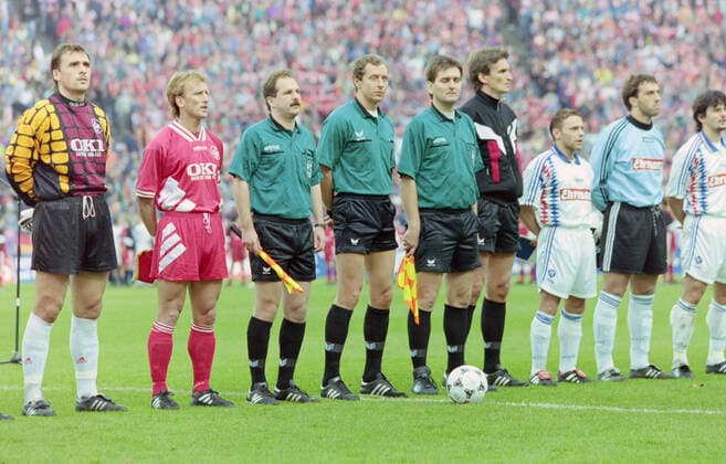 25.05.1996, Fussball GER, Saison 1995 1996, DFB Pokalfinale in Berlin, Karlsruher SC - 1. FC Kaiserslautern 0:1, v.re., Dirk Schuster, Torwart Claus Reitmeier, Thomas Haessler (Karlsruher SC), v.li., Torwart Andreas Reinke, Andreas Brehme (1. FC Kaiserslautern), mitte Schiedsrichter Hellmut Krug Berlin Berlin Deutschland