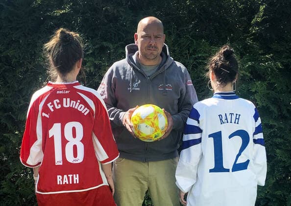 Bilder des Jahres 2020, Sport 05 Mai Sport Themen der Woche KW21 Sport Bilder des Tages 21.05.2020, xlakx, Fussball 1.Bundesliga, Hertha BSC Berlin - 1.FC Union Berlin emspor, v.l.Tochter Josi,Marcel Rath,Lebensgefaehrtin Kati - 151 Partien absolvierte Marcel Rath für Hertha BSC, Energie Cottbus, den FC St. Pauli und1.FC Union Berlin in der 2. Bundesliga, wobei ihm 34 Tore gelangen. Sein Tipp zum Derby zwischen Hertha BSC vs. 1.FC Union Berlin 2:2 Unentschieden.Tochter Josi im 1.FC Union Berlin Trikot tipp 0:1 da gegen Lebensgefaehrtin Kati im Hertha BSC Trikot tipp 2:0. (DFL DFB REGULATIONS PROHIBIT ANY USE OF PHOTOGRAPHS as IMAGE SEQUENCES and or QUASI-VIDEO) Wiesenau