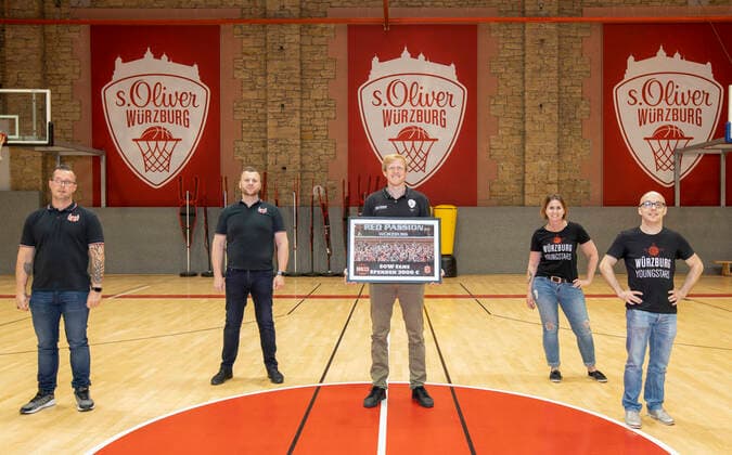 Bilder des Jahres 2020, Sport 05 Mai Sport Themen der Woche KW21 Sport Bilder des Tages Deutschland, Wuerzburg, Trainingszentrum, 22.05.2020, emspor, emonline, despor, deonline, Basketball, BBL, Spendenuebergabe der beiden Fanclubs von s.Oliver Wuerzburg Bild: (von links): Simon Luksch, Alexander Kütt (beide Red Passion Würzburg), SOW-Geschäftsführer Steffen Liebler, Christina Kröner und André Hofmann (beide Würzburg Youngstars) Die beiden Fanclubs, Wuerzburg Youngstars e.V. und Red Passion Wuerzburg spenden die Erloese aus dem Verkauf der Geistertickets sowie die Pfandspenden der zurueckliegenden Saison in Hoehe von zusammen 3000 Euro an s.Oliver Wuerzburg. Weiterhin haben auch noch alle Dauerkarten-Inhaber die Moeglichkeit Ihren Verzicht auf anteilige Rueckerstattung online unter www.soliver-wuerzburg.de tickets sow-much-love zu erklaeren. Mit diesen gemeinsamen Aktionen soll der Profi-Basketball in der Domstadt nachhaltig gesichert werden. Copyright: HMBxMedia xHeikoxBecker