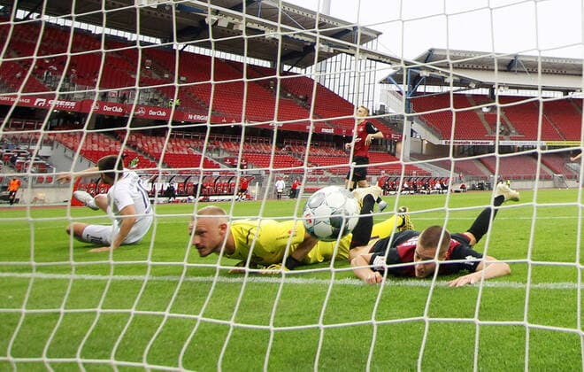 Bilder des Jahres 2020, Sport 05 Mai Sport Themen der Woche KW21 Sport Bilder des Tages Nürnberg - Aue 22.05.2020 Nürnberg, 22.05.2020, Max-Morlock-Stadion, Fussball, GER, 2.Bundesliga, 27.Spieltag , 1.FC Nürnberg vs. FC Erzgebirge Aue , Im Bild: Tor für Erzgebirge Aue. Dimitrij Nazarov (li., 10, Aue) trifft zum 0:1 gegen Torwart Felix Dornebusch (21, Nürnberg) und Fabian Nürnberger Nuernberger (15, Nürnberg). , Gemäß den Vorgaben der DFL Deutsche Fußball Liga ist es untersagt, in dem Stadion und oder vom Spiel angefertigte Fotoaufnahmen in Form von Sequenzbildern und oder videoähnlichen Fotostrecken zu verwerten bzw. verwerten zu lassen. , Foto: PICTURE POINT Sven Sonntag Poolfoto , Nürnberg Bayern Deutschland