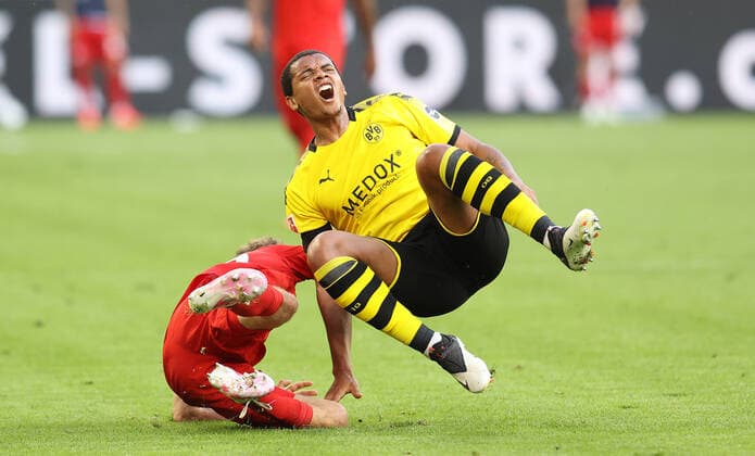 Bilder des Jahres 2020, Sport 05 Mai Sport Themen der Woche KW22 Sport Bilder des Tages Fussball: 1. Bundesliga: Saison 19 20: 28. Spieltag, 26.05.2020, BVB,Borussia Dortmund - FC Bayern München, Foul an Manuel AKANJI, BVB Sport: Fussball: 1. Bundesliga: Saison 19 20: 28. Spieltag, 26.05.2020, BVB,Borussia Dortmund - FC Bayern München, Foto: Jürgen Fromme firosportphoto POOL Stadt Dortmund Signal Iduna Park Bundesland NRW Deutschland