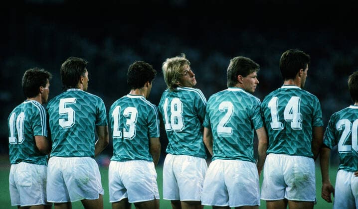 WM 1990 Halbfinale Deutschland - England Italien, Turin, 04.07.1990, Fussball, FIFA WM 1990 in Italien, Halbfinale, DFB Deutschland - England (4:3 i.E.): v.l. Lothar Matthäus, Klaus Augenthaler, Karl-Heinz Riedle, Jürgen Klinsmann, Stefan Reuter, Thomas Berthold, Olaf Thon (alle Deutschland).