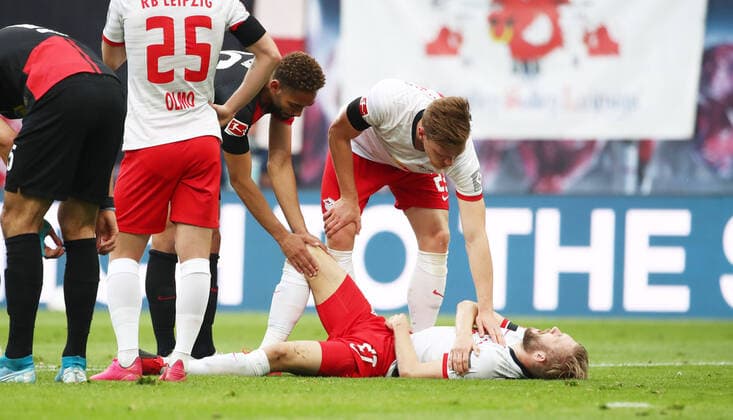 Bilder des Jahres 2020, Sport 05 Mai Sport Themen der Woche KW22 Sport Bilder des Tages RB Leipzig - Hertha BSC , 27.05.2020 Leipzig, 27.05.2020, Red Bull Arena, Fussball, Bundesliga, 28.Spieltag , RB Leipzig vs. Hertha BSC Berlin , Im Bild; Konrad Laimer (27, RB Leipzig) verletzt am Boden. Bei ihm; Dani Olmo (25, RB Leipzig), Matheus Cunha (26, Berlin) und Marcel Halstenberg (23, RB Leipzig) , DFL regulations prohibit any use of photographs as image sequences and or quasi-video. Foto: PICTURE POINT Roger Petzsche Pool , Nur für journalistische Zwecke! Only for editorial use! Leipzig Sachsen Germany