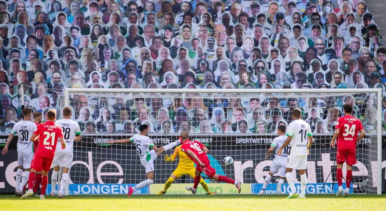 Bilder des Jahres 2020, Sport 05 Mai Sport Themen der Woche KW22 Sport Bilder des Tages Borussia Moenchengladbach - Union Berlin, 31.05.2020 Sebastian Andersson (Union Berlin), mi., erzielt den Treffer zum 2:1, links Ramy Bensebaini (Borussia Moenchengladbach) 31.05.2020, Fussball, 1. Bundesliga, Saison 2019 20, 29. Spieltag, Borussia Moenchengladbach - Union Berlin, Foto: MORITZ MUELLER POOL Nur für journalistische Zwecke! Only for editorial use! Moenchengladbach Borussia Park NRW Deutschland DFL Deutsche Fußball Liga ist es untersagt, in dem Stadion und oder vom Spiel angefertigte Fotoaufnahmen in Form von Sequenzbildern und oder videoähnlichen Fotostrecken zu verwerten bzw. verwerten zu lassen