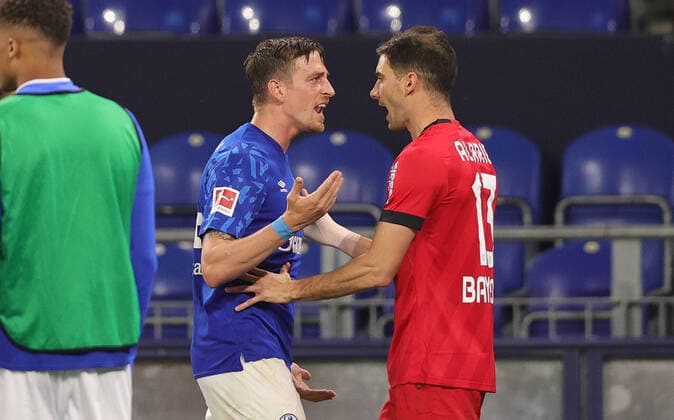 Bilder des Jahres 2020, Sport 06 Juni Sport Themen der Woche KW24 Fussball: 1. Bundesliga: Saison 19 20: 31. Spieltag: Bayer FC Schalke 04 - Bayer Leverkusen S04 Bastian Oczipka , Gestik , Geste , Bayer Lucas Alario , Rangelei , Rudelbildung , Rudel , Auseinandersetzung , Streit , nach unfairem Weiterspielen trotz geplanter Verletzungsunterbrechung Sport: Fussball: 1. Bundesliga: Saison 19 20: .14.06.2020 31. Spieltag: FC Schalke 04 - Bayer Leverkusen Foto: Ralf Ibing firosportphoto POOL Nur für journalistische Zwecke! Only for editorial use! Stadt Gelsenkirchen Veltins-Arena Bundesland NRW Deutschland (DFL DFB REGULATIONS PROHIBIT ANY USE OF PHOTOGRAPHS as IMAGE SEQUENCES and or QUASI-VIDEO)