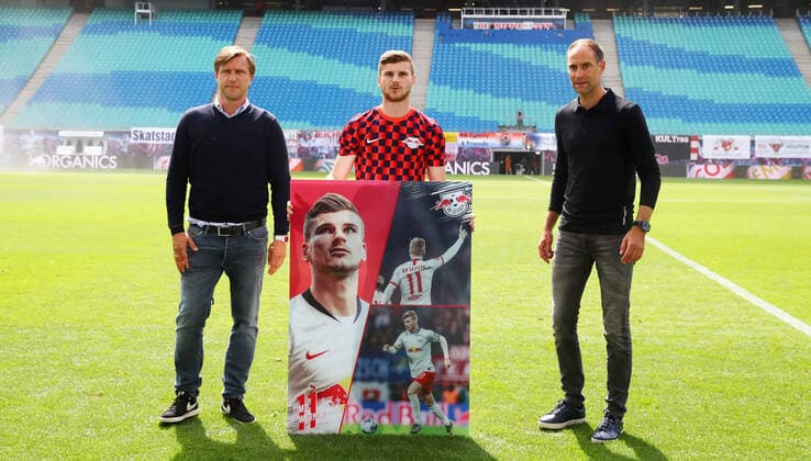 Bilder des Jahres 2020, Sport 06 Juni Sport Themen der Woche KW25 Sport Bilder des Tages RB Leipzig - Dortmund 20.06.2020 Leipzig, 20.06.2020, Red Bull Arena, Fussball, Bundesliga, 33.Spieltag , RB Leipzig vs. BVB Borussia Dortmund , Im Bild; Verabschiedung von Timo Werner (11, RB Leipzig). v.l.; Sportdirektor Markus Krösche Kroesche (RB Leipzig), Werner und Oliver Mintzlaff (RB Leipzig Vorstandsvorsitzender). , DFL regulations prohibit any use of photographs as image sequences and or quasi-video. Foto: PICTURE POINT Roger Petzsche Pool , Nur für journalistische Zwecke! Only for editorial use! Leipzig Sachsen Germany