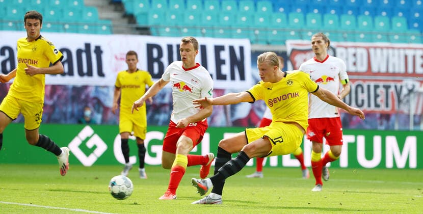 Bilder des Jahres 2020, Sport 06 Juni Sport Themen der Woche KW25 Sport Bilder des Tages RB Leipzig - Dortmund 20.06.2020 Leipzig, 20.06.2020, Red Bull Arena, Fussball, Bundesliga, 33.Spieltag , RB Leipzig vs. BVB Borussia Dortmund , Im Bild; Tor für Dortmund. Erling Haaland (17, Dortmund) trifft zum 0:1. Links; Lukas Klostermann (16, RB Leipzig). , DFL regulations prohibit any use of photographs as image sequences and or quasi-video. Foto: PICTURE POINT Roger Petzsche Pool , Nur für journalistische Zwecke! Only for editorial use! Leipzig Sachsen Germany