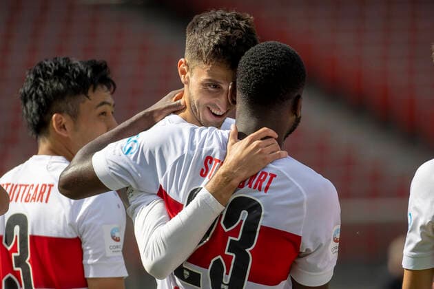 Bilder des Jahres 2020, Sport 06 Juni Sport Themen der Woche KW25 Sport Bilder des Tages Deutschland, Nuernberg, Max-Morlock-Stadion, 21.06.2020, emspor, emonline, despor, deonline, 1. FC Nuernberg vs. VfB Stuttgart, Fussball, 2. Bundesliga Bild: v. li. Torschuetze Atakan Karazor (VFB Stuttgart) Jubel nach dem Tor zum 5:0, jubelnd, bejubelt, jubelt, jubeln, emotionen DFL REGULATIONS PROHIBIT ANY USE OF PHOTOGRAPHS AS IMAGE SEQUENCES AND OR QUASI-VIDEO. Copyright: HMBxMedia xHeikoxBecker