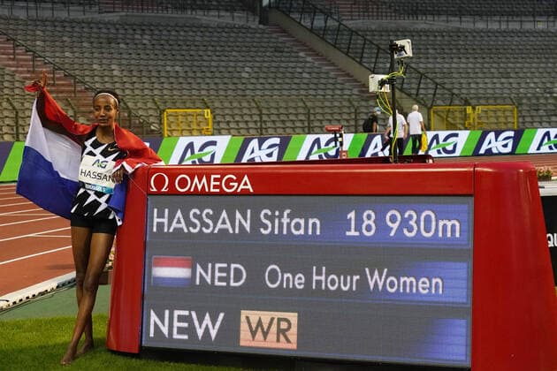 Bilder des Jahres 2020, Sport 09 September Sport Themen der Woche KW36 Leichtathletik, Diamond League Meeting in Brüssel, Sifan Hassan läuft neuen Stunden-Weltrekord Bruessel, Leichtathletik, Track & Field, athletics, Memorial van Damme 2020-Brussels, Corona, Covid 19, 04.09.2020, König Baudouin Stadium Brussels, 1 Hour race women, 1 Stunden Lauf Frauen, Sifan Hassan mit Welrekord Tafel
