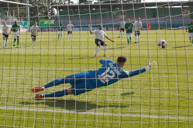 Bilder des Jahres 2020, Sport 09 September Sport Themen der Woche KW37 12.09.2020, Volkswagen Arena, Wolfsburg, GER, DFB POKAL, 1. Runde, FSV Union Fuerstenwalde vs VfL Wolfsburg, im Bild Darryl Geurts (11, Fuerstenwalde) verwandelt den Elfmeter gegen Pavao Pervan (12, Wolfsburg) zum 1:0 fuer Fuerstenwalde FSV Union Fuerstenwalde vs VfL Wolfsburg