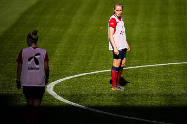 200918 Julie Blakstad of the Norwegian women?s national football team during a training session on September 18, 2020 in Oslo. Photo: Marius Simensen BILDBYRAN Cop 238 bbeng dam em-kval em-kvalifisering kvinner em-kvalik football fotball fotboll norge norway soccer training trening träning UEFA EURO, EM, Europameisterschaft,Fussball Qualifier, EM, Europameisterschaft Copyright: MARIUSxSIMENSEN BB200918BB172