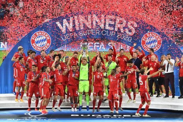 Bilder des Jahres 2020, Sport 09 September Sport Themen der Woche KW39 Sport Bilder des Tages die Bayern jubeln bei der Siegerehrung, Torwart Manuel NEUER (M) mit dem Pokal,Cup,Trophaee, Jubel,Freude,Begeisterung, cheers, Teamfoto,Team,Mannschaft,Mannschaftsfoto. Fussball UEFA Super Cup 2020 FC Bayern Muenchen-FC Sevilla 1-2 n.V. am 24.09.2020 in Budapest, Ferenc Puskas Stadion.