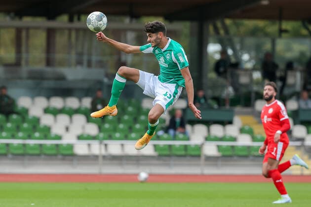 Eren Dinkci (SV Werder Bremen II, 43) am Ball, Freisteller, Einzelbild, Ganzkörper, Aktion, Action, Spielszene., mit einer Flugeinlage, spektakulär, 26.09.2020, Bremen (Deutschland), Fussball, Regionalliga Nord, SV Werder Bremen II - VfV Borussia 06 Hildesheim