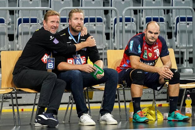 Bilder des Jahres 2020, Sport 09 September Sport Themen der Woche KW40 Sport Bilder des Tages v.li.: Martin Schwalb (Trainer, Cheftrainer, RNL) umarmt Oliver Roggisch (Sportlicher Leiter, RNL), Rafael Baena Gonzalez (RNL, 28) sitzt daneben, nachdenklich, besorgt, pessimistisch, enttäuscht schauend, Enttäuschung, Frustration, disappointed, pessimistisch, Aktion, Action, Spielszene, 29.09.2020, Mannheim (Deutschland), Handball, EHF European League, Rhein-Neckar Löwen - TTH Holstebro