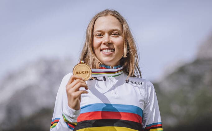Bilder des Jahres 2020, Sport 10 Oktober Sport Themen der Woche KW41 09.10.2020, Asitz, Leogang, AUT, UCI Mountain Bike WM 2020, Saalfelden Leogang, Cross Country, Juniorinnen, Fototermin, im Bild Weltmeisterin und Goldmedaillengewinnerin Mona Mitterwallner (AUT) World champion and gold medalist Mona Mitterwallner (AUT) during the Junior Women Cross Country competition of the UCI Mountain Bike World Championships 2020 in Asitz in Leogang, Austria on 2020 10 09.
