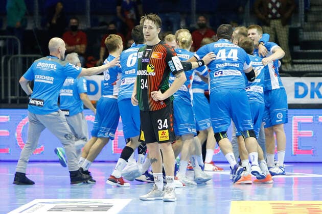 Bilder des Jahres 2020, Sport 10 Oktober Sport Themen der Woche KW43 Sport Bilder des Tages 25.10.2020, xgox, Handball Liqui Moly HBL, SC Magdeburg - TVB Stuttgart emspor, v.l. Stuttgart Jubel ueber den Sieg, Jubel nach Spielende, Michael Damgaard (Magdeburg, 34) enttaeuscht, schaut enttaeuscht, niedergeschlagen, disappointed GETEC Arena