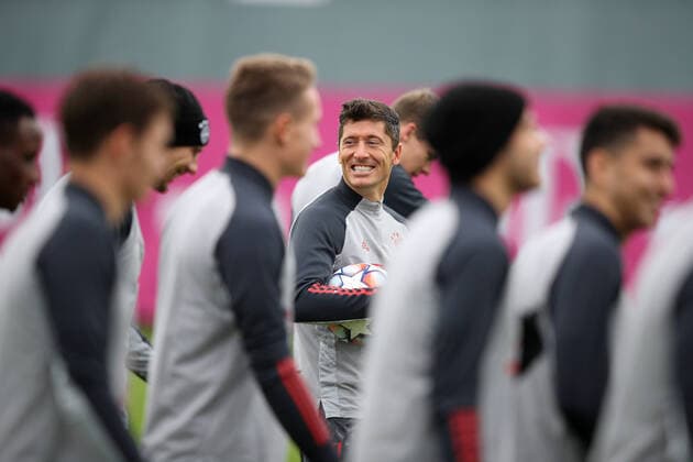 Bilder des Jahres 2020, Sport 10 Oktober Sport Themen der Woche KW44 Sport Bilder des Tages Robert LEWANDOWSKI (Bayern Muenchen) ist bester Laune,lacht,lachen,lachend,optimistisch,gutgelaunt, Abschlusstraining am 26.10.2020 vor dem CL Spiel FC Lokomotive Moskau-FC Bayern Muenchen Fussball Champions League,Gruppe A, Gruppenphase,2.Spieltag, am 27.10.2020. DFL REGULATIONS PROHIBIT ANY USE OF PHOTOGRAPHS AS IMAGE SEQUENCES AND OR QUASI-VIDEO. FotoAdam Pretty Getty Images FC Bayern Muenchen via SVEN SIMON Fussball Champions League FC Lokomotive Moskau-FC Bayern Muenchen