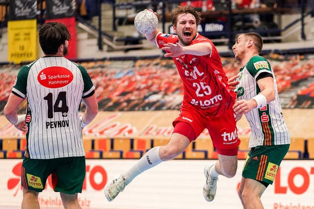Bilder des Jahres 2020, Sport 10 Oktober Sport Themen der Woche KW44 Sport Bilder des Tages v.li.: Evgeni Pevnov (Die Recken, 14), Dominik Mappes (Die Eulen, 25), Nejc Cehte (Die Recken, 3), beim Sprungwurf, Wurf, Torwurf, Action, Aktion, Spielszene, 29.10.2020, Ludwigshafen am Rhein (Deutschland), Handball, Bundesliga, TSG Ludwigshafen-Friesenheim (Die Eulen) - TSV Hannover-Burgdorf
