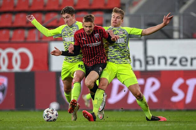 Bilder des Jahres 2020, Sport 11 November Sport Themen der Woche KW45 Sport Bilder des Tages v.li.: Tim Walbrecht (SV Wehen Wiesbaden, 16) Filip Bilbija (FC Ingolstadt, 35) Florian Cartens (SV Wehen Wiesbaden, 17) im Zweikampf, Duell, duel, tackle, Dynamik, Action, Aktion, 06.11.2020, Ingolstadt (Deutschland), Fussball, 3. Liga, FC Ingolstadt 04 - SV Wehen Wiesbaden, DFB DFL REGULATIONS PROHIBIT ANY USE OF PHOTOGRAPHS AS IMAGE SEQUENCES AND OR QUASI-VIDEO.