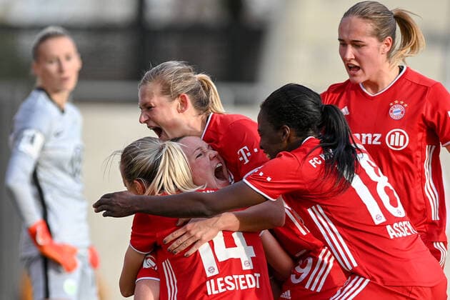 Bilder des Jahres 2020, Sport 11 November Sport Themen der Woche KW46 Sport Bilder des Tages v.li.: Amanda Ilestedt (FC Bayern Muenchen, FCB, 14) Marina Hegering (FC Bayern Muenchen, FCB, 27) Carina Wenninger (FC Bayern Muenchen, FCB, 19) Viviane Asseyi (FC Bayern Muenchen, FCB, 18) Sydney Lohmann (FC Bayern Muenchen, FCB, 12) mit Torjubel, Jubel, Torjubel, Torerfolg, celebrate the goal, goal, celebration, Jubel ueber das Tor zum 2:0 durch Marina Hegering (FC Bayern Muenchen, FCB, 27), optimistisch, Action, Aktion, 11 15 2020, Muenchen (Deutschland), Fussball, Flyeralarm Frauen-Bundesliga, FC Bayern Muenchen - VfL Wolfsburg, DFB DFL REGULATIONS PROHIBIT ANY USE OF PHOTOGRAPHS AS IMAGE SEQUENCES AND OR QUASI-VIDEO.
