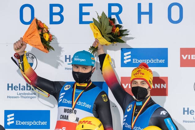 Bilder des Jahres 2020, Sport 12 Dezember Sport Themen der Woche KW50 Toni Eggert (GER, Deutschland) mit Sascha Benecken (GER, Deutschland); Sieger, Erstplatzierter, Goldmedaille, gold medal; Jubel, celebration; Siegerehrung, Award Ceremony, 12 12 2020, Oberhof (Deutschland), Eberspaecher Luge World Cup Oberhof
