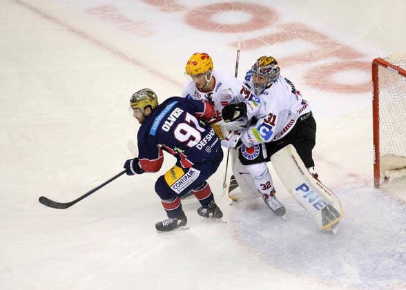 Bilder des Jahres 2020, Sport 12 Dezember Sport Bilder des Tages GER, 1.DEL, EISBAEREN BERLIN VS. Bremerhaven 18.12.2020, Mercedes Benz Arena, Berlin, GER, 1.DEL, EISBAEREN BERLIN VS. Bremerhaven, im Bild Mark Olver (Eisbaeren Berlin 91), Brandon Maxwell (Pinguins Bremerhaven 31), Anders Krogsgaard (Pinguins Bremerhaven 32)