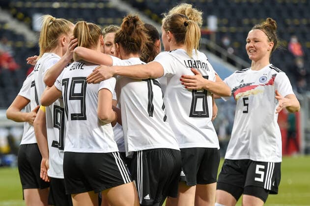 Bilder des Jahres 2021, Sport 02 Februar Sport Themen der Woche KW07 Die deutsche Mannschaft bejubelt das 1:0 durch Svenja Huth (Deutschland, 9, halb verdeckt), jubeln über ein Tor, Jubel, Torjubel, Torerfolg, celebrate the goal, goal, celebration, Jubel ueber das Tor, optimistisch, Action, Aktion, 21.02.2021, Aachen (Deutschland), Fussball, Three Nations.One Goal, Deutschland - Belgien, DFB DFL REGULATIONS PROHIBIT ANY USE OF PHOTOGRAPHS AS IMAGE SEQUENCES AND OR QUASI-VIDEO.
