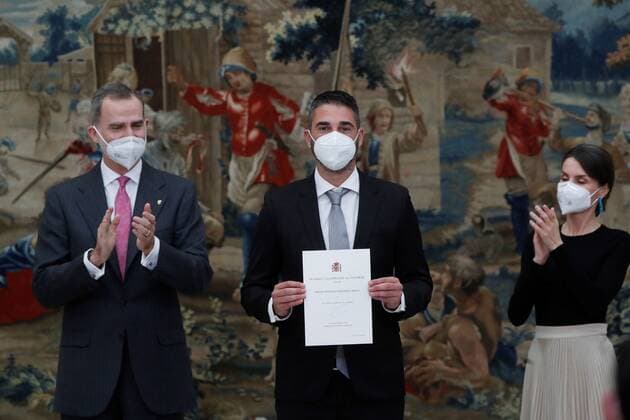 Spain s King Felipe VI (L) and Queen Letizia (R) give Francisco Fernandez Ochoa Lifetime Achievement Award to Spanish basketball player Juan Carlos Navarro during a 2018 Spanish National Sports Awarding Ceremony at Pardo Palace, in Madrid, Spain, 02 March 2021. Spain s Royal couple gives 2018 Spanish National Sports Awards 2018 !ACHTUNG: NUR REDAKTIONELLE NUTZUNG! Copyright: xJuanxCarlosxHidalgox GRAF6518 20210302-637502882257719169