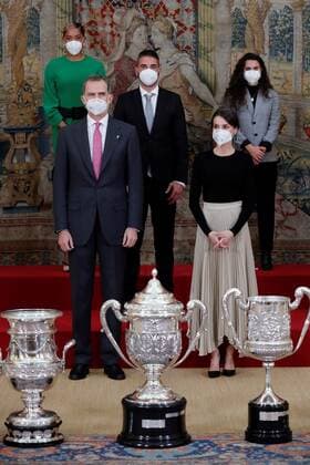 Spain s King Felipe VI (L) and Queen Letizia (R) pose for a family photo with the winners during a 2018 Spanish National Sports Awarding Ceremony at Pardo Palace, in Madrid, Spain, 02 March 2021. Spain s Royal couple gives 2018 Spanish National Sports Awards 2018 !ACHTUNG: NUR REDAKTIONELLE NUTZUNG! Copyright: xJuanxCarlosxHidalgox GRAF6566 20210302-637502888108350983