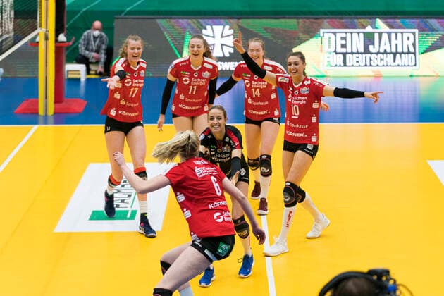 Bilder des Jahres 2021, Sport 03 März Sport Themen der Woche KW10 Sport Bilder des Tages 1. Volleyball Bundesliga Frauen, Schwerin, 11.03.2021 1. Volleyball Bundesliga Frauen, SSC Palmberg Schwerin vs. Dresdner SC, Jubel nach Punktgewinn Camilla Weitzel ( 17 Dresdner SC), Maja Storck ( 11 Dresdner SC), Jenna Gray ( 14 Dresdner SC), Lena Stigrot ( 10 Dresdner SC), Lenka Dürr ( 1 Dresdner SC), Jennifer Janiska ( 6 Dresdner SC) Copyright: xBEAUTIFULxSPORTS Mohwinkelx