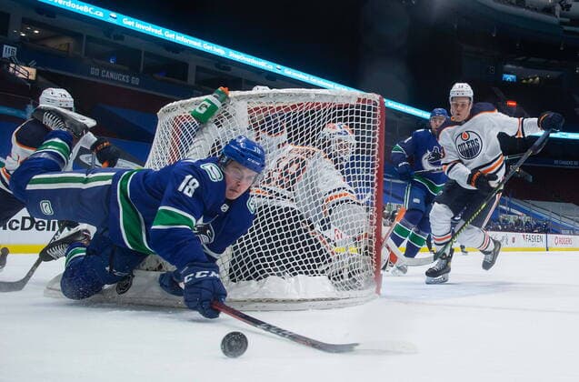 Bilder des Jahres 2021, Sport 03 März Sport Themen der Woche KW10 Sport Bilder des Tages March 13, 2021, Vancouver, BC, Canada: Vancouver Canucks Jake Virtanen (18) falls in front of Edmonton Oilers Ethan Bear (74) as he reaches for the puck while Jesse Puljujarvi, right, of Sweden, watches during the first period of an NHL, Eishockey Herren, USA hockey game in Vancouver, on Saturday, March 13, 2021. Canada News - March 13, 2021 - ZUMAc35_ 20210313_zaf_c35_139 Copyright: xDarrylxDyckx