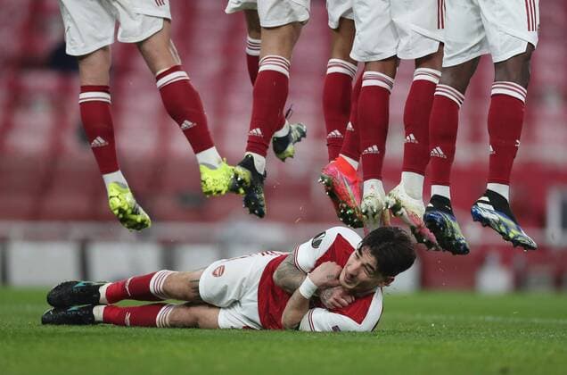 Bilder des Jahres 2021, Sport 03 März Sport Themen der Woche KW11 Sport Bilder des Tages Mandatory Credit: Photo by Matt Impey Shutterstock (11805540z) Hector Bellerin of Arsenal lies on the pitch as the draft excluder to stop a low free kick as his teammates in the wall jump Arsenal v Olympiakos, Football, Europa League Round of 16 2nd League, Emirates Stadium, London, UK - 18 03 2021 Editorial use only Arsenal v Olympiakos, Football, Europa League Round of 16 2nd League, Emirates Stadium, London, UK - 18 03 2021 Editorial use only Copyright: xMattxImpey Shutterstockx 11805540z