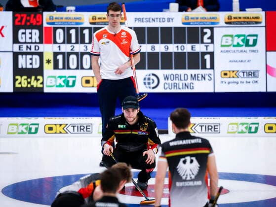 Bilder des Jahres 2021, Sport 04 April Sport Themen der Woche KW14 Sport Bilder des Tages April 7, 2021, Calgary, ab, Canada: Germany skip Sixten Totzek, centre, directs his teammates as Netherlands skip Jaap van Dorp looks on at the Men s World Curling Championships in Calgary, Alta., Wednesday, April 7, 2021. Sixten Totzek, Jaap van Dorp - ZUMAc35_ 20210407_zaf_c35_011 Copyright: xJeffxMcintoshx