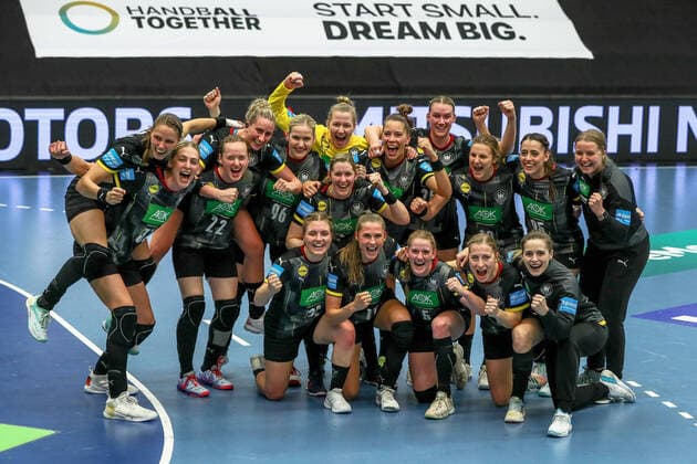 Bilder des Jahres 2021, Sport 04 April Sport Themen der Woche KW16 Sport Bilder des Tages Deutsche Frauen-Handballnationalmannschaft Germany women s national handball team jubelt jubilation, GER, Handball WM 2021 Spanien Play-offs: Deutschland vs. Portugal, Play-offs World Cup Spain 2021 Women s Handball: Germany (GER) vs Portugal (POR) , WESTPRESS Arena Hamm, 20 04 2021 - Germany hosted Portugal this evening at the WESTPRESS Arena Hamm, in a game counting for the first leg of the play-off access to the Women s World Handball Championship Spain 2021., GER, Handball WM 2021 Spanien Play-offs: Deutschland vs. Portugal, Play-offs World Cup Spain 2021 Women s Handball: Germany (GER) vs Portugal (POR) , WESTPRESS Arena Hamm, 20 04 2021 - Germany hosted Portugal this evening at the WESTPRESS Arena Hamm, in a game counting for the first leg of the play-off access to the Women s World Handball Championship Spain 2021 Hamm Copyright: xEibner-Pressefoto GabrielxBoiax EP_EER