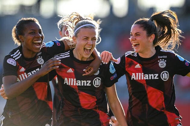 Bilder des Jahres 2021, Sport 04 April Sport Themen der Woche KW16 Sport Bilder des Tages v.li.: Lineth Beerensteyn (FC Bayern München, FCB, 6) Hanna Glas (FC Bayern München, FCB, 5) Sarah Zadrazil (FC Bayern München, FCB, 25) mit Torjubel, Jubel, Torjubel, Torerfolg, celebrate the goal, goal, celebration, Jubel ueber das Tor zum 2:1 durch Hanna Glas (FC Bayern München, FCB, 5) , optimistisch, Action, Aktion, 25.04.2021, München (Deutschland), Fussball, UEFA Women s Champions League, FC Bayern München - Chelsea FC, DFB DFL REGULATIONS PROHIBIT ANY USE OF PHOTOGRAPHS AS IMAGE SEQUENCES AND OR QUASI-VIDEO.