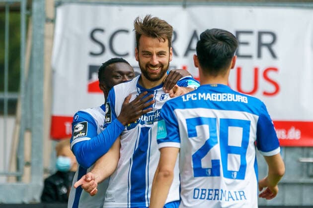 Bilder des Jahres 2021, Sport 05 Mai Sport Themen der Woche KW20 1. FC Magdeburg - SpVgg Unterhaching, Fussball, 3. Liga, 2020 2021, 38. Spieltag, 22.05.2021, v.li.: Sirlord Conteh (FCM, 17), Christian Beck (FCM, 11), Raphael Obermair (FCM, 28), Jubel nach Tor zum 1:0. DFL REGULATIONS PROHIBIT ANY USE OF PHOTOGRAPHS AS IMAGE SEQUENCES AND OR QUASI-VIDEO, 1. FC Magdeburg - SpVgg Unterhaching, Fussball, 3. Liga, 2020 2021, 38. Spieltag, 22.05.2021, Magdeburg