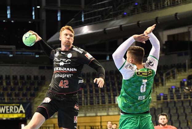Handball, Herren, Saison 2020 2021, 1. Bundesliga (32. Spieltag), Füchse Berlin - HC Erlangen, v. l. Simon Jeppsson (HC Erlangen), Fabian Wiede (Füchse Berlin), 30.05. 2021, Copyright: xSebastianxRäppoldx xMatthiasxKox