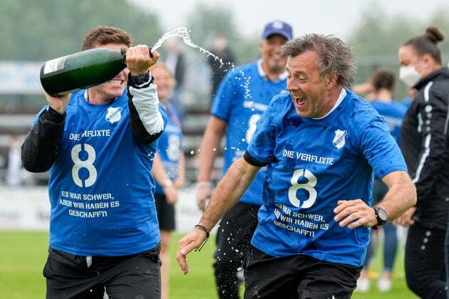 Bilder des Jahres 2021, Sport 06 Juni Sport Themen der Woche KW22 Sport Bilder des Tages Alexander Fischinger (Trainer, Cheftrainer, SC Sand) flieht vor der Sektdusche, Jubel nach dem Schlusspfiff, Sieg, Sieger, Gewinner, jubelt, jubeln, Freude, optimistisch, Highlight, Action, Aktion, feiern den Klassenerhalt, Nichtabstieg, 06.06.2021, Willstätt Sand (Deutschland), Fussball, Flyeralarm Frauen-Bundesliga, SC Sand - Bayer 04 Leverkusen, DFB DFL REGULATIONS PROHIBIT ANY USE OF PHOTOGRAPHS AS IMAGE SEQUENCES AND OR QUASI-VIDEO.
