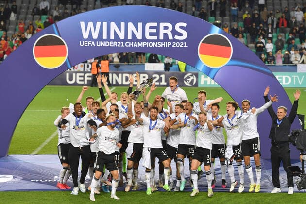 Bilder des Jahres 2021, Sport 06 Juni Sport Themen der Woche KW22 Teamfoto,Team,Mannschaft,Mannschaftsfoto mit dem Pokal,Cup,Trophaee, Jubel,Freude,Begeisterung, Siegerehrung. Deutschland-Portugal 1-0, Fussball U-21,FINALE UEFA Under21 Europameisterschaft 2021 in Ungarn Slowenien am 06.06.2021in Ljubljana, Stadion Stozice.